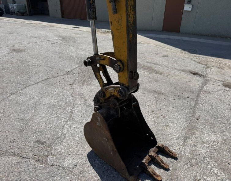 CATERPILLAR  304 **MINI EXCAVATOR**